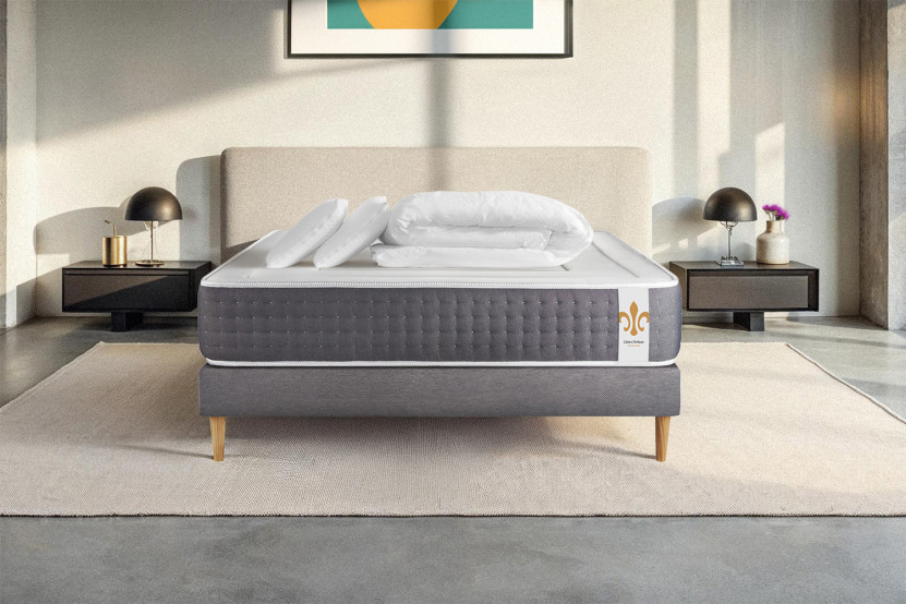 Pack lit complet 140x200 cm - Matelas + Sommier Gris (en kit) + 2 oreillers + Couette - Vingt-Six